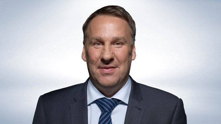 Chelsea to beat Spurs? Man Utd to struggle at home? Paul Merson's Premier League predictions: http://skysports.tv/H8FJsi
