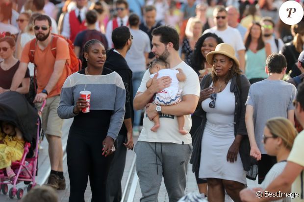 Serena Williams: Out with her daughter and her husband at Disneyland Paris
