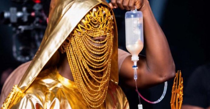 TGMA27: Okyeame Kwame wages war on galamsey through symbolic red carpet outfit