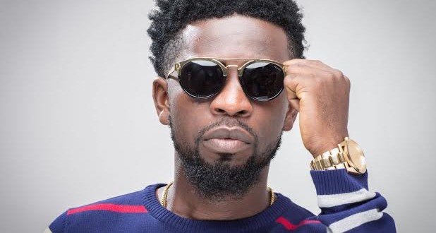 UK presenter goes crazy about Bisa Kdei's view.