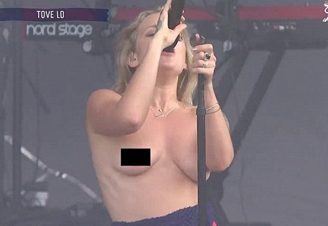 Swedish singer, Tove Lo performs topless on stage to give fans more than what they bargained for in Chicago (Photos)