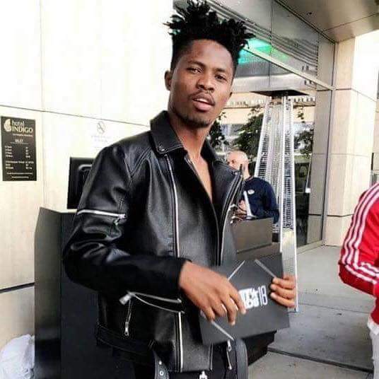 Female Fan Gone Crazy By Holding Kwesi Arthur. Video