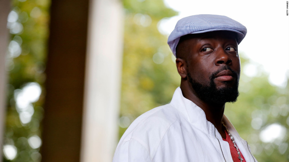 Deputies cuff rapper Wyclef Jean after mistaking him for a robbery suspect
