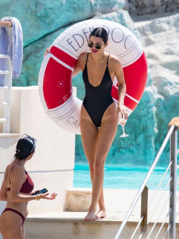 Kendall Jenner ultra-sexy dans un bikini au large décolleté